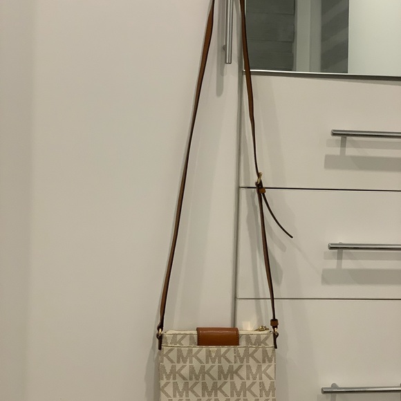 Michael Kors printed canvas crossbody bag - Picture 3 of 6